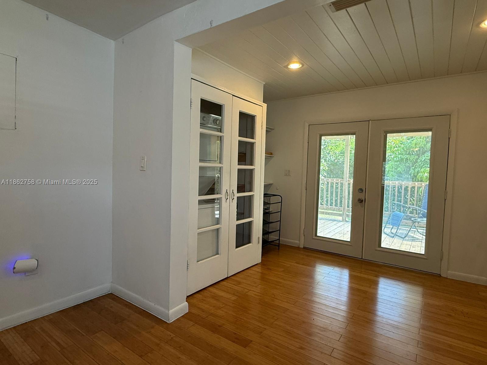 UNIVERSITY MNR - Residential