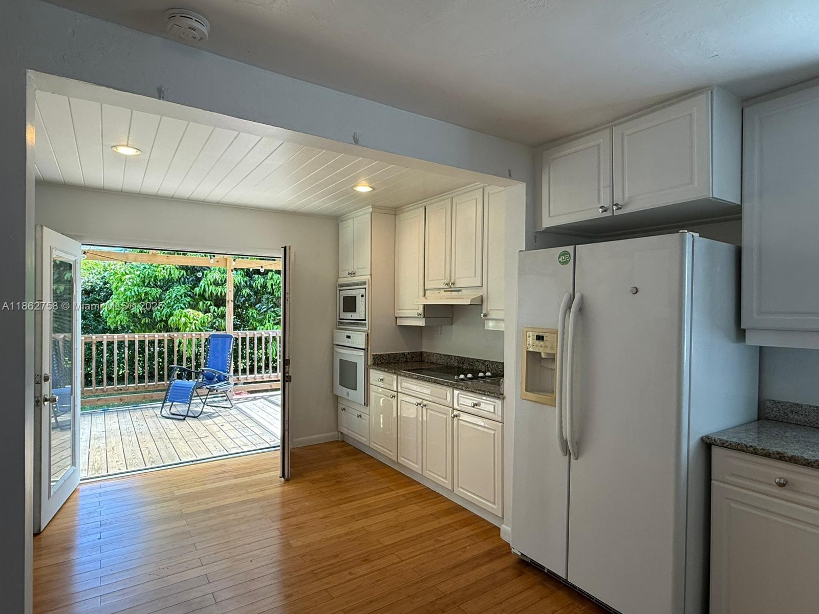 UNIVERSITY MNR - Residential