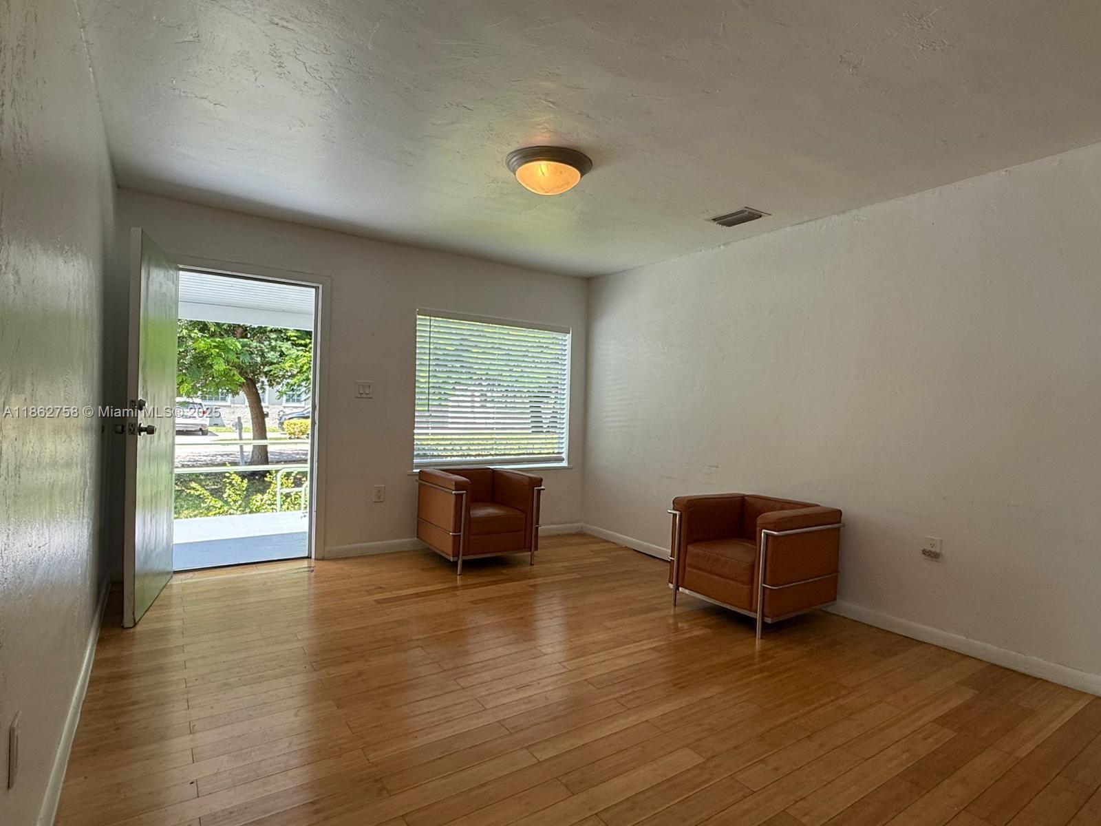 UNIVERSITY MNR - Residential