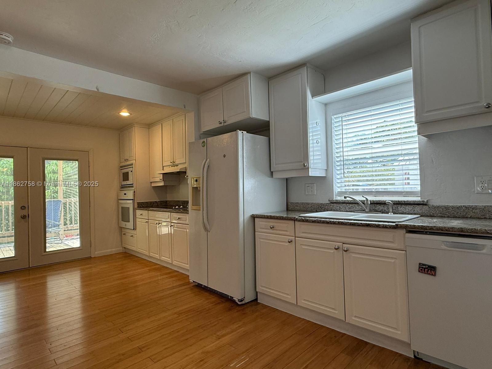 UNIVERSITY MNR - Residential