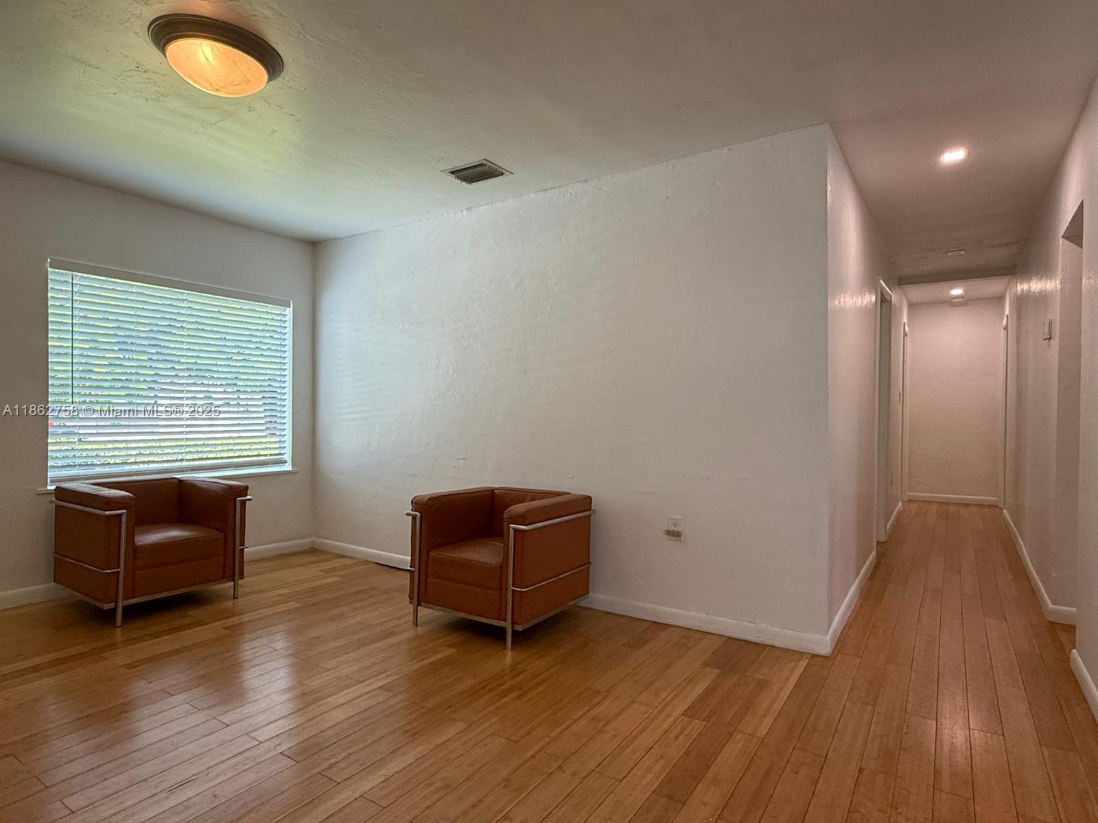 UNIVERSITY MNR - Residential