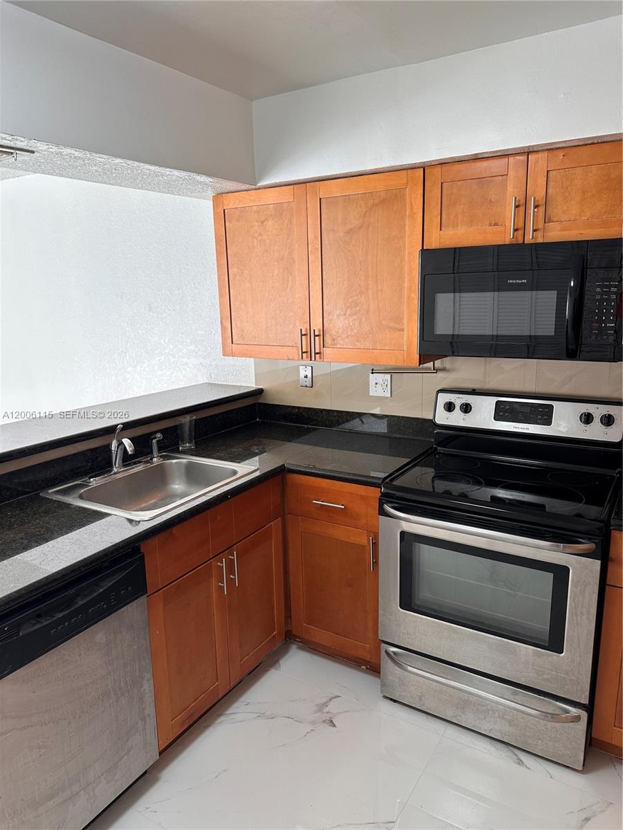 LAKE & TENNIS VILLAS PH 1 - Residential Lease