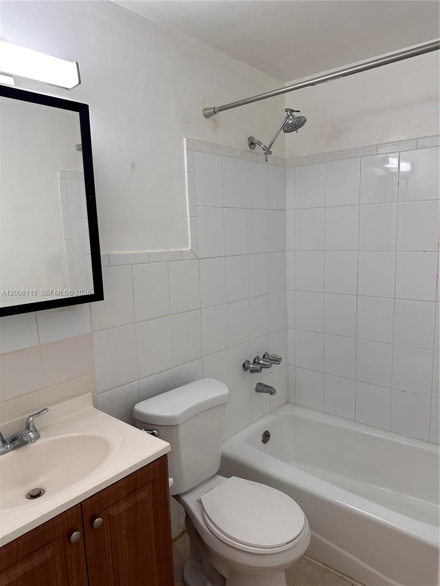 LAKE & TENNIS VILLAS PH 1 - Residential Lease