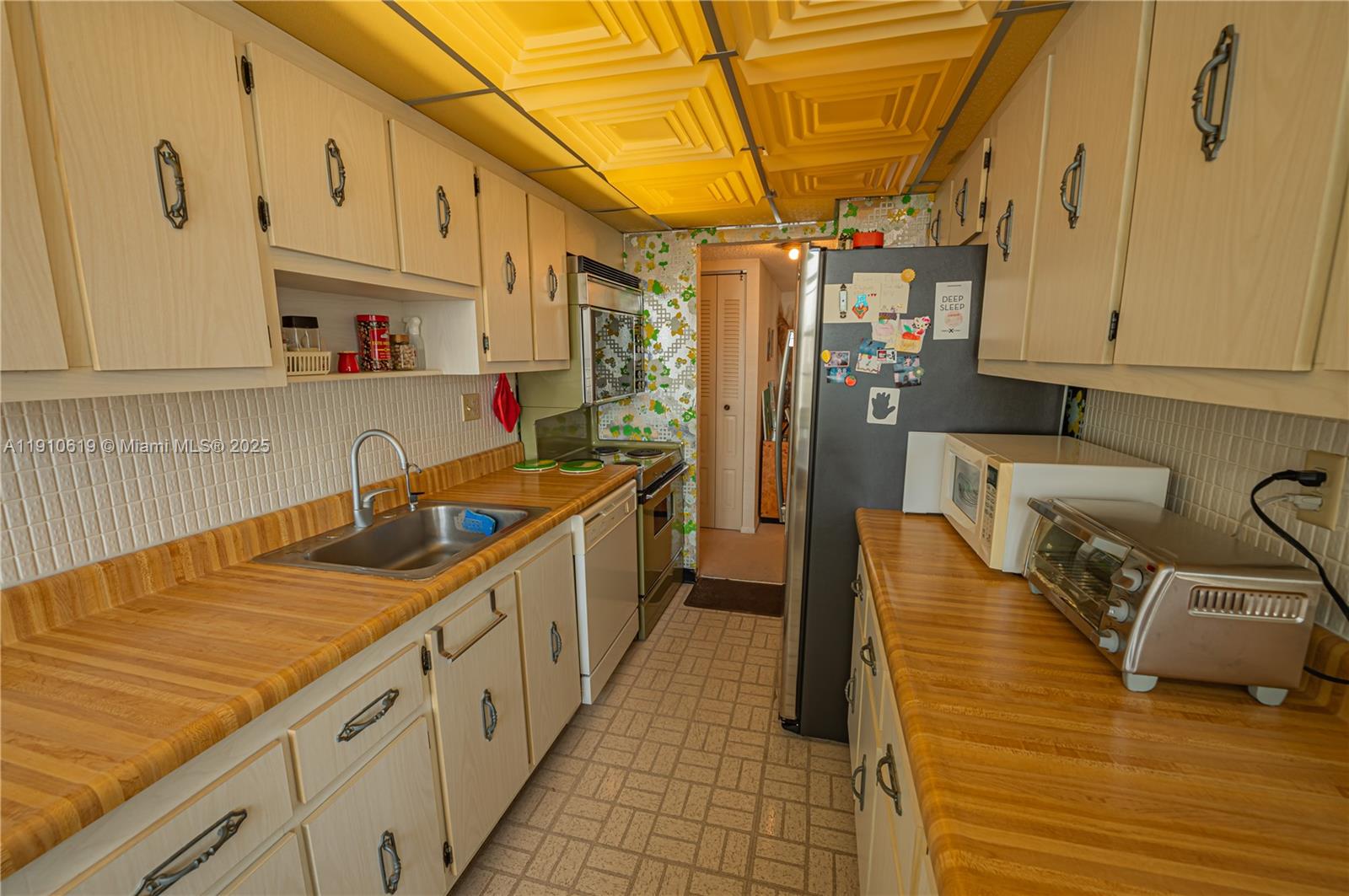 WINSTON TOWERS 500 CONDO - Residential