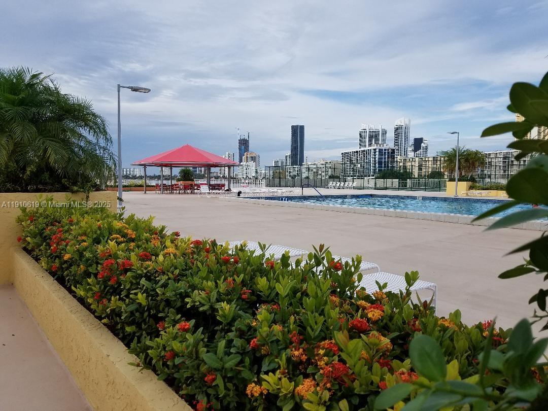 WINSTON TOWERS 500 CONDO - Residential