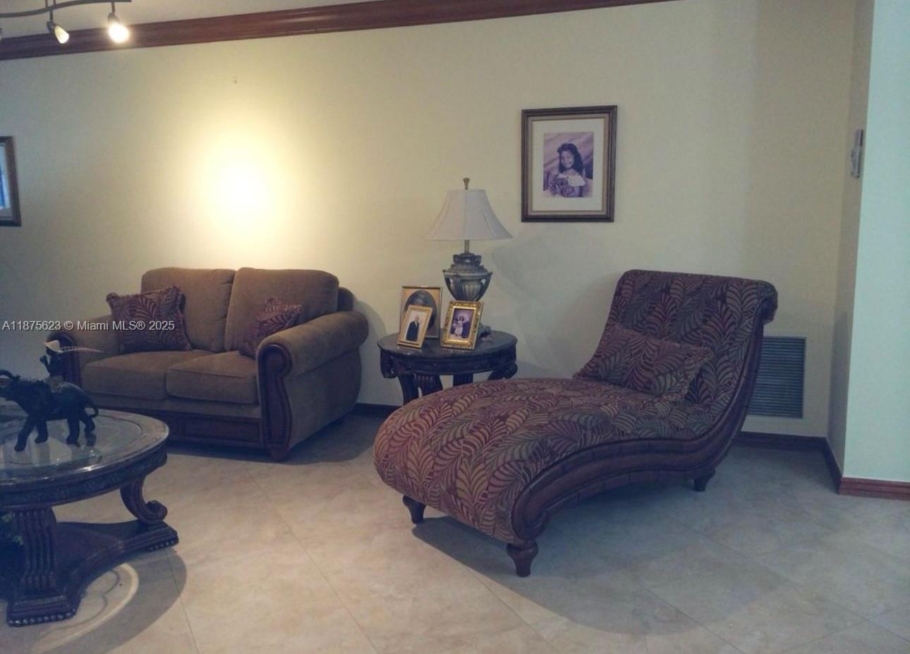 HOLLYWOOD HILLS SECOND AD - Residential