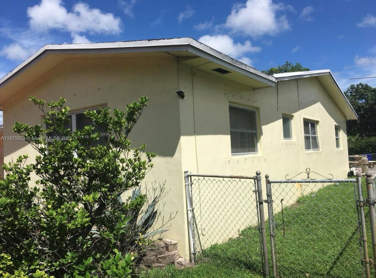 HOLLYWOOD HILLS SECOND AD - Residential