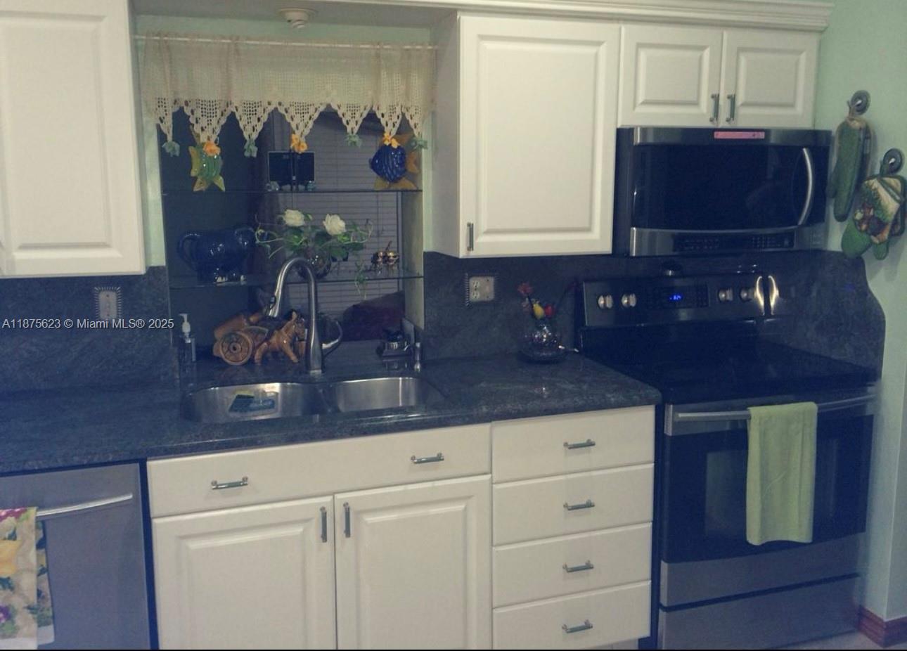 HOLLYWOOD HILLS SECOND AD - Residential