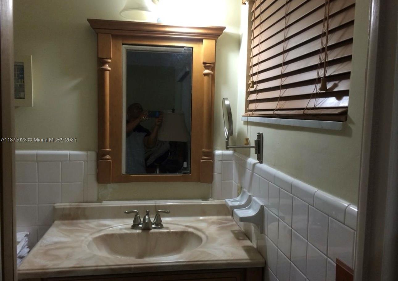 HOLLYWOOD HILLS SECOND AD - Residential