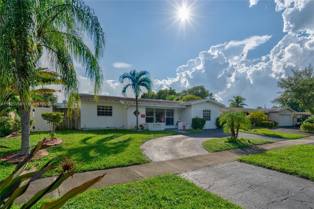 Photo of 714 S Rainbow Dr, Hollywood, FL 33021 (MLS # A11765959)