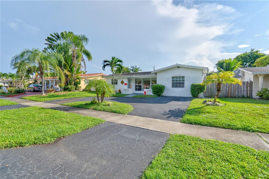 Photo of 714 S Rainbow Dr, Hollywood, FL 33021 (MLS # A11765959)