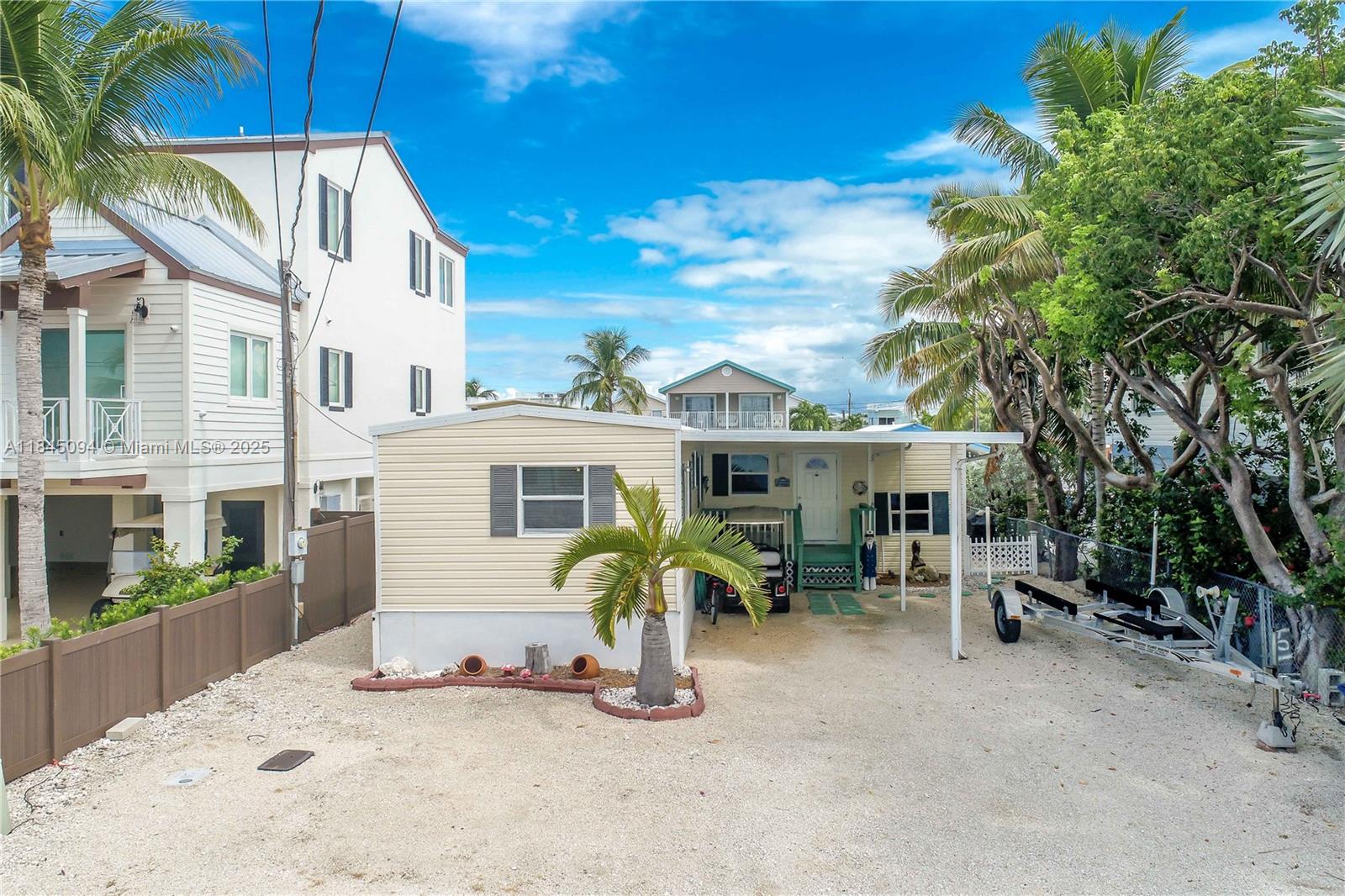 For vacation rental families come and enjoy the Florida Keys. This great 3bdrms 2bths house is fully furnished with a modern bath and kitchen, cable, internet, pots and pans, water and more. Ocean access for boat lovers with a dock available. Located within minutes of shops, restaurants, and John Pennekamp Park, it is the ideal location for Salt Life, boating, fishing, and scuba diving.
