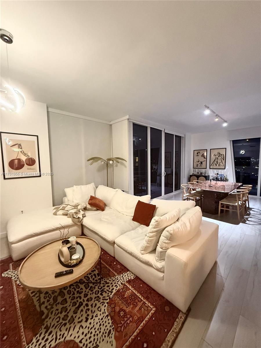 THE CRIMSON CONDO - Residential