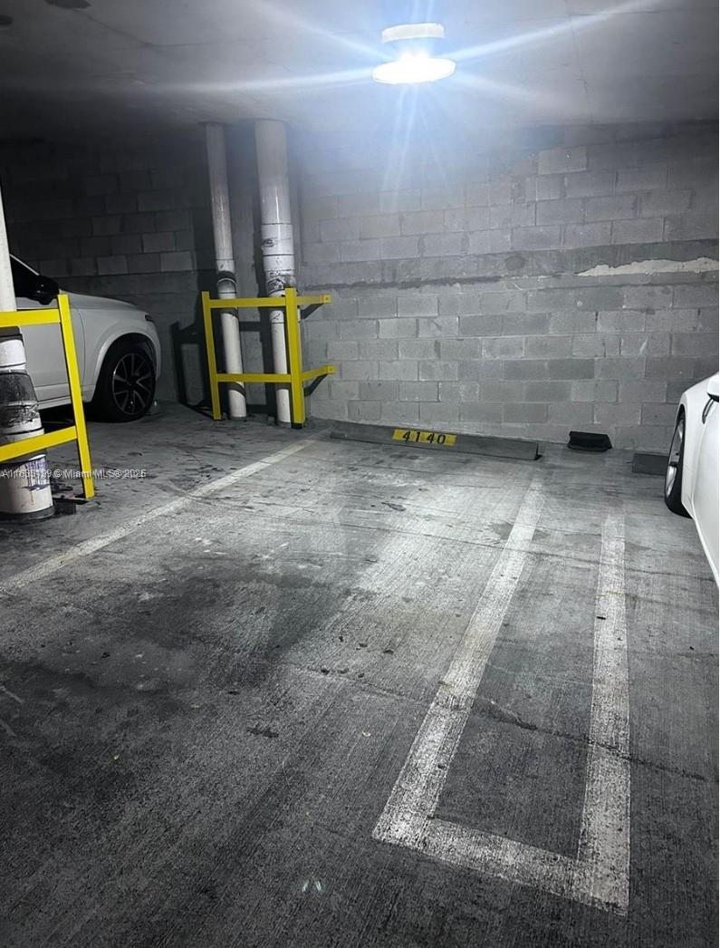 VIZCAYNE NORTH CONDO - Residential