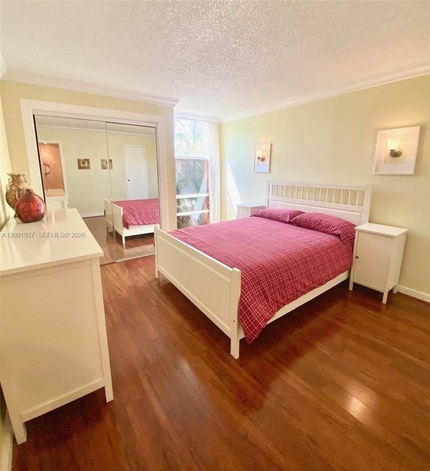 Live across from the beach!! In one of the most exclusive cities en Florida. This beautifully decorated 1 bedroom plus a den, 1 full bathroom and an additional guest bathroom can accomodate up to 3 people. Completely furnished. READY TO MOVE IN!! Request a showing by calling listing agent.