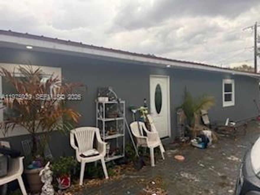 WELCOME TO THIS 4-BEDROOMS 2- BATHROOMS SINGLE FAMILY HOME LOCATED IN OKEECHOBEE.