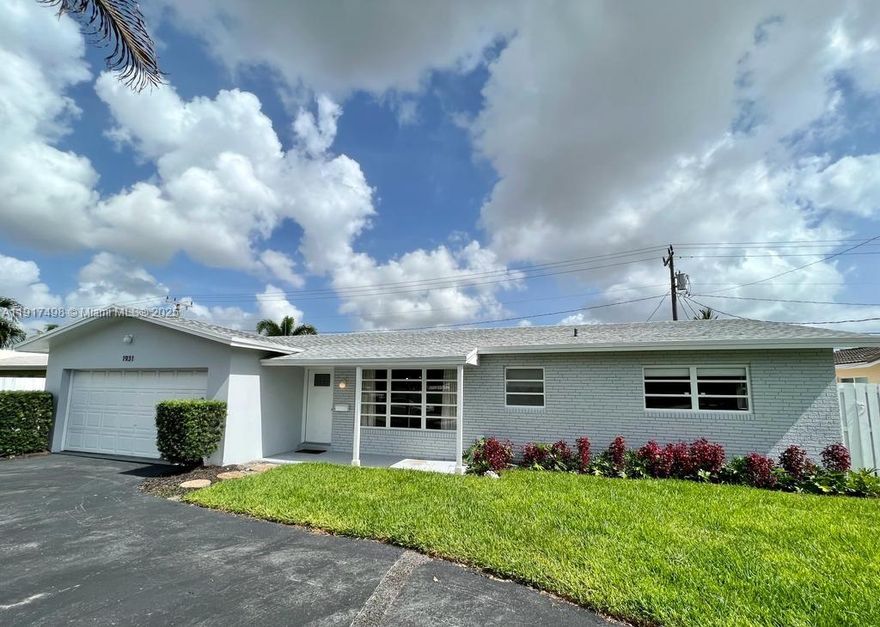 BEAUTIFUL 2 BEDROOM / 2 BATH UPDATED HOME IN THE HIGHLY SOUGHT AFTER KNOLL RIDGE, FORTLAUDERDALE. LIGHT AND BRIGHT EAT IN THE KITCHEN WITH STAINLESS STEEL APPLIANCES AND GRANITECOUNER TOP. SPACIOUS LAUNDRY ROOM WITH PANTRY. OPEN FLOOR PLAN DINING/LIVING ROOM. BRIGHT ANDAIRY FLORIDA ROOM. MASTER EN SUITE WITH A WALK IN CLOSET. SPACIOUS COVERED GARAGE FOR TWO CARSAND EXTRA SPACE. FULLY FENCED YARD WITH NEW SPRINKLE SYSTEM. THE HOUSE HAS BEEN RECENTLYPAINTED INSIDE AND OUT. JUST MINUTES FROM LAUDERDALE BY THE SEA, BEACH, SHOPS, AND RESTAURANTS.