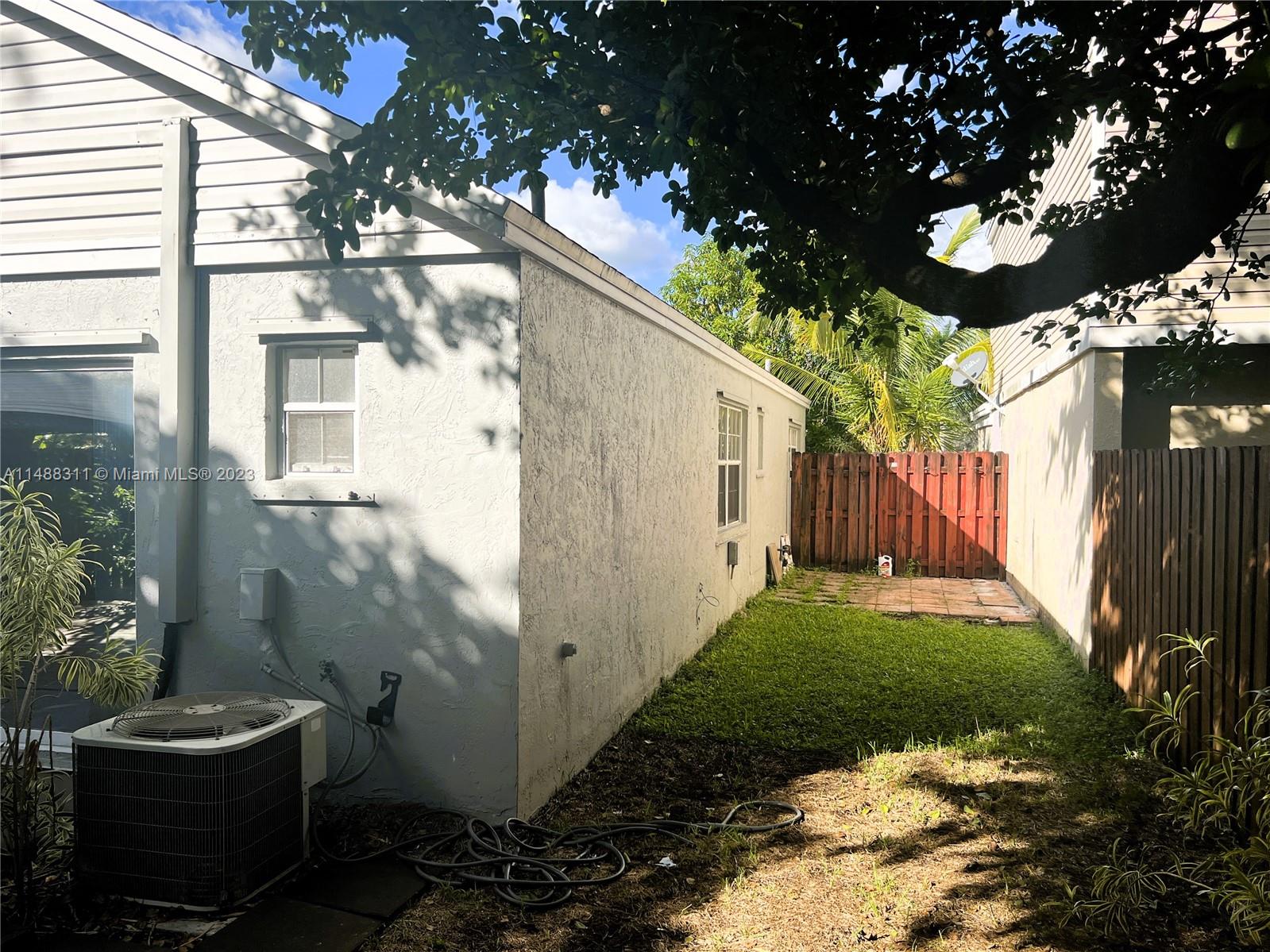 HAMPTON LAKES - Residential