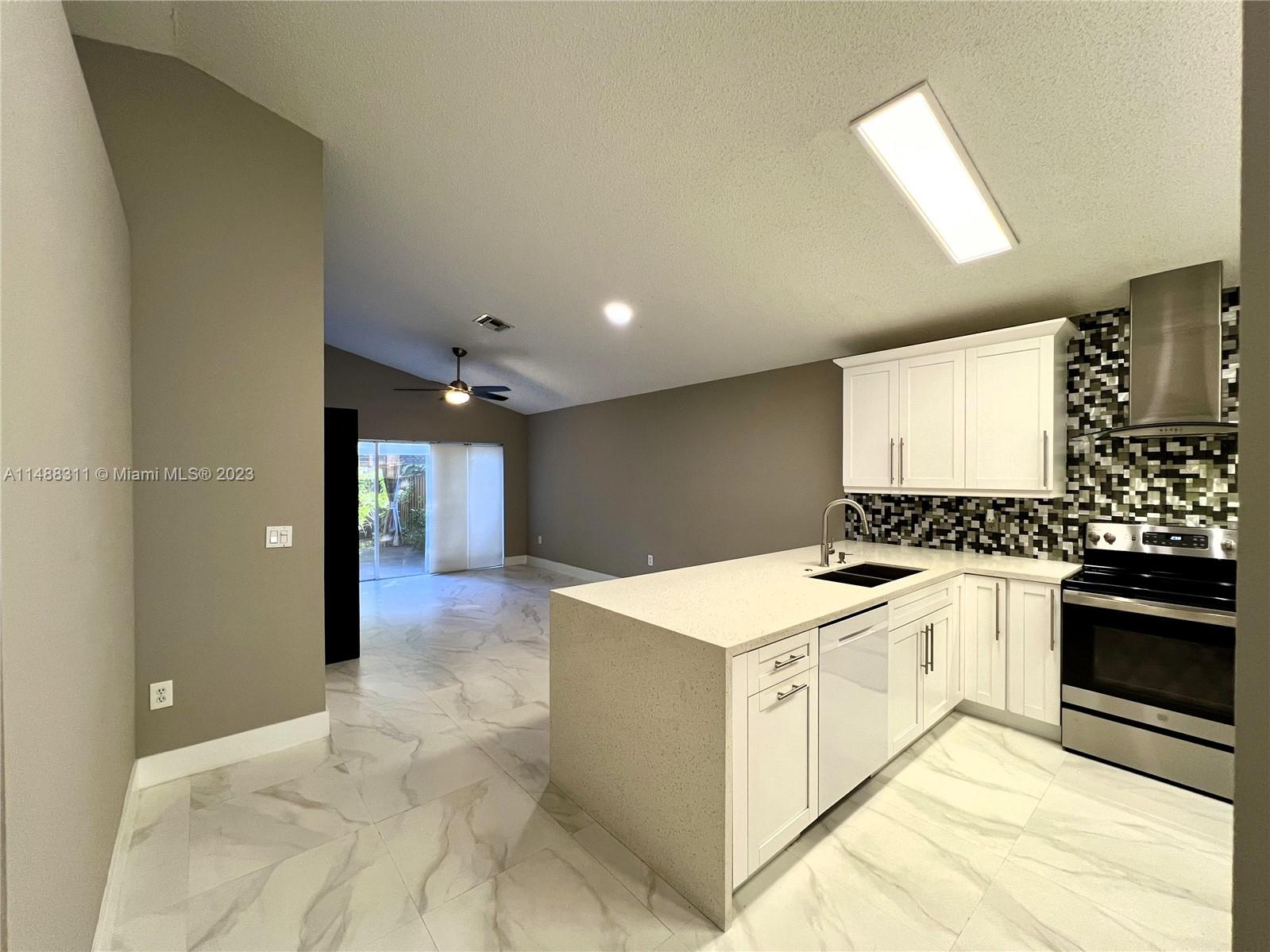 HAMPTON LAKES - Residential