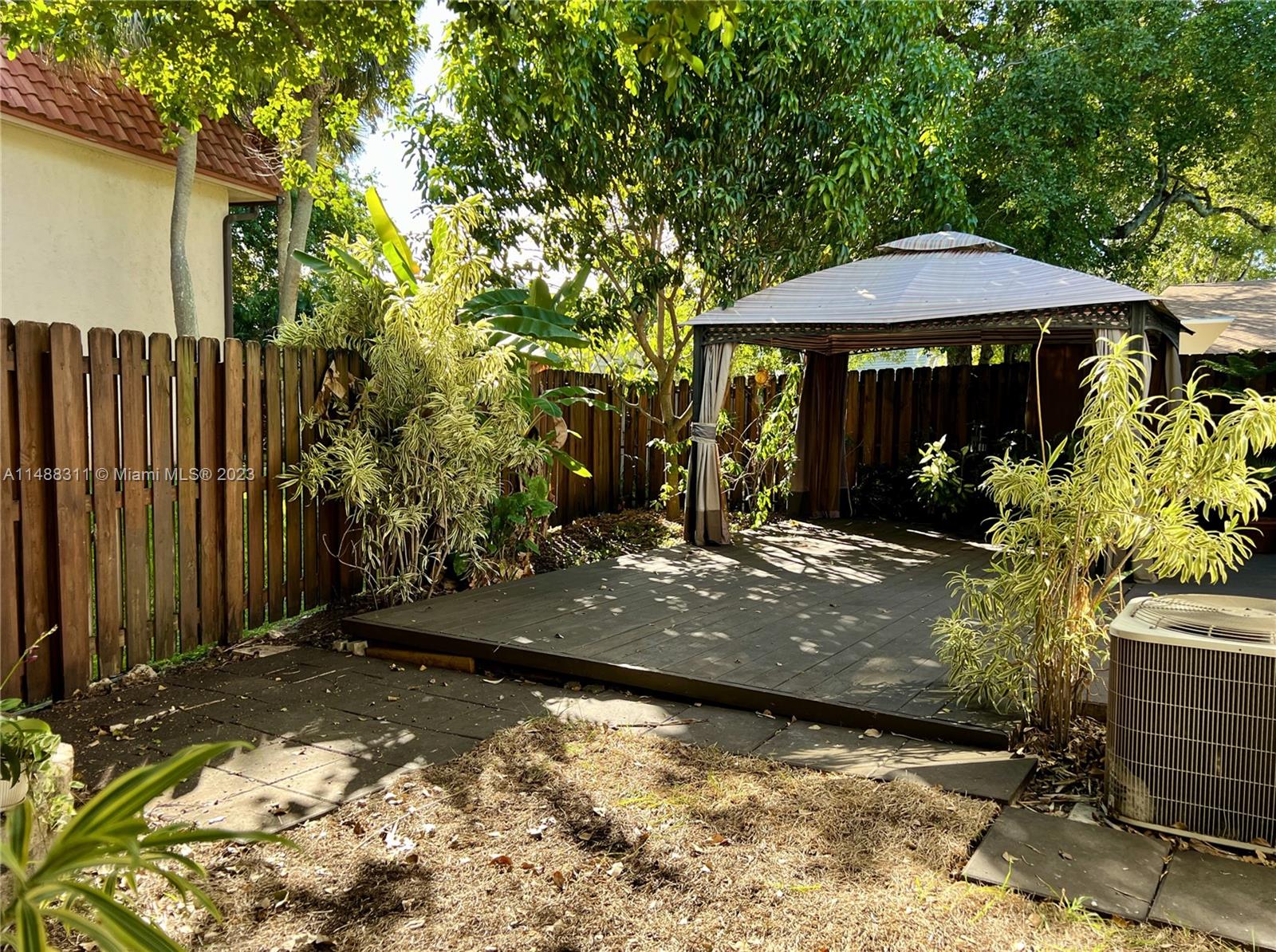 HAMPTON LAKES - Residential