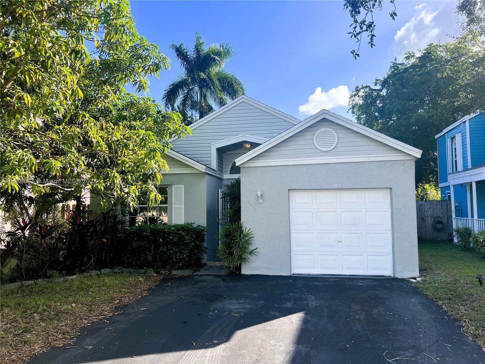 HAMPTON LAKES - Residential