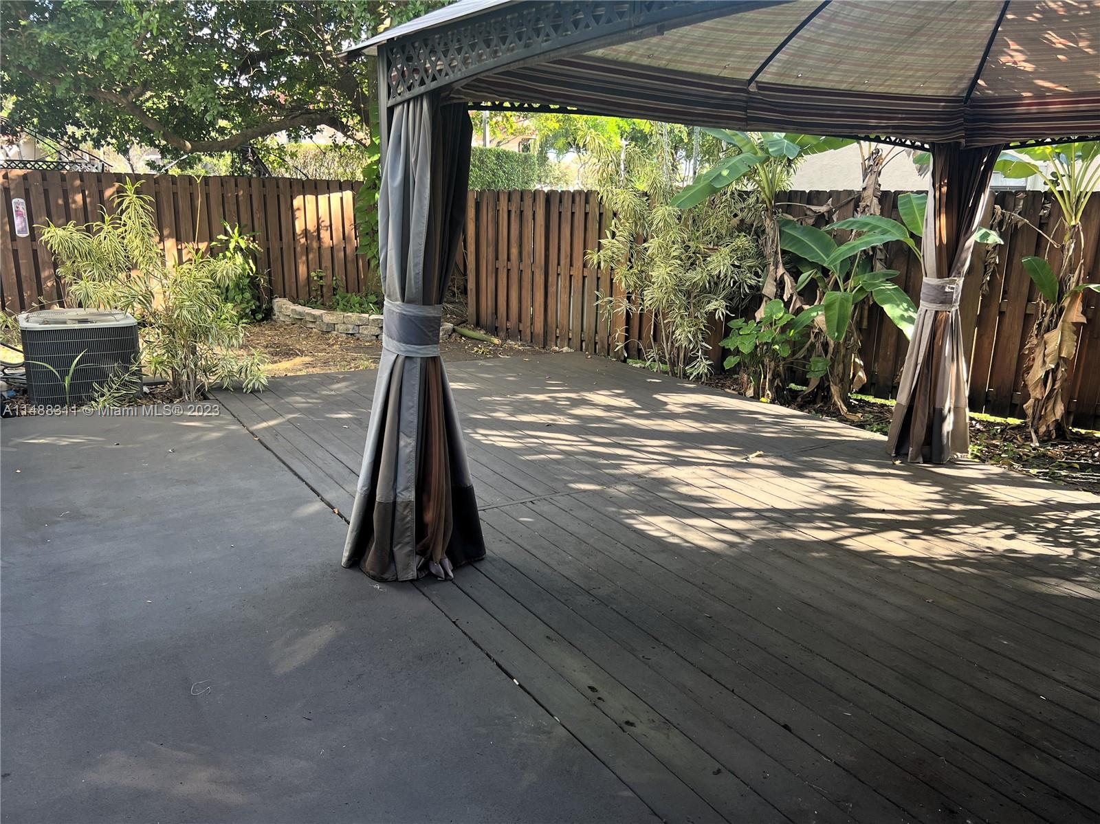 HAMPTON LAKES - Residential