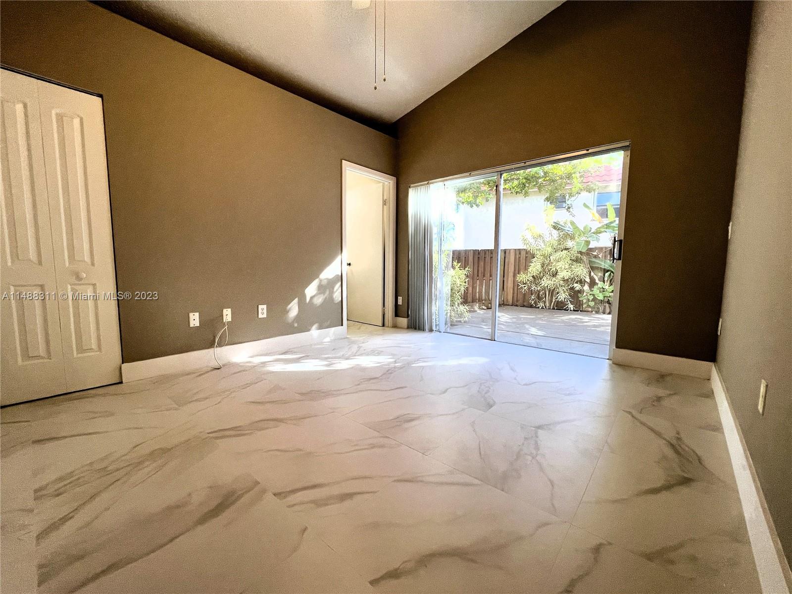 HAMPTON LAKES - Residential