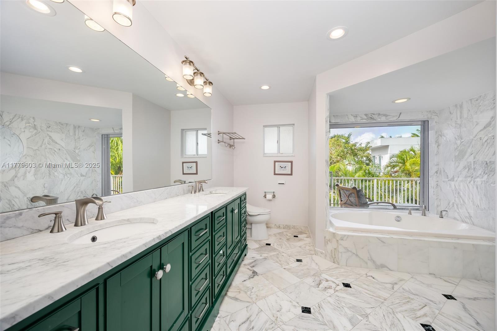 COCONUT GROVE MANOR - Residential