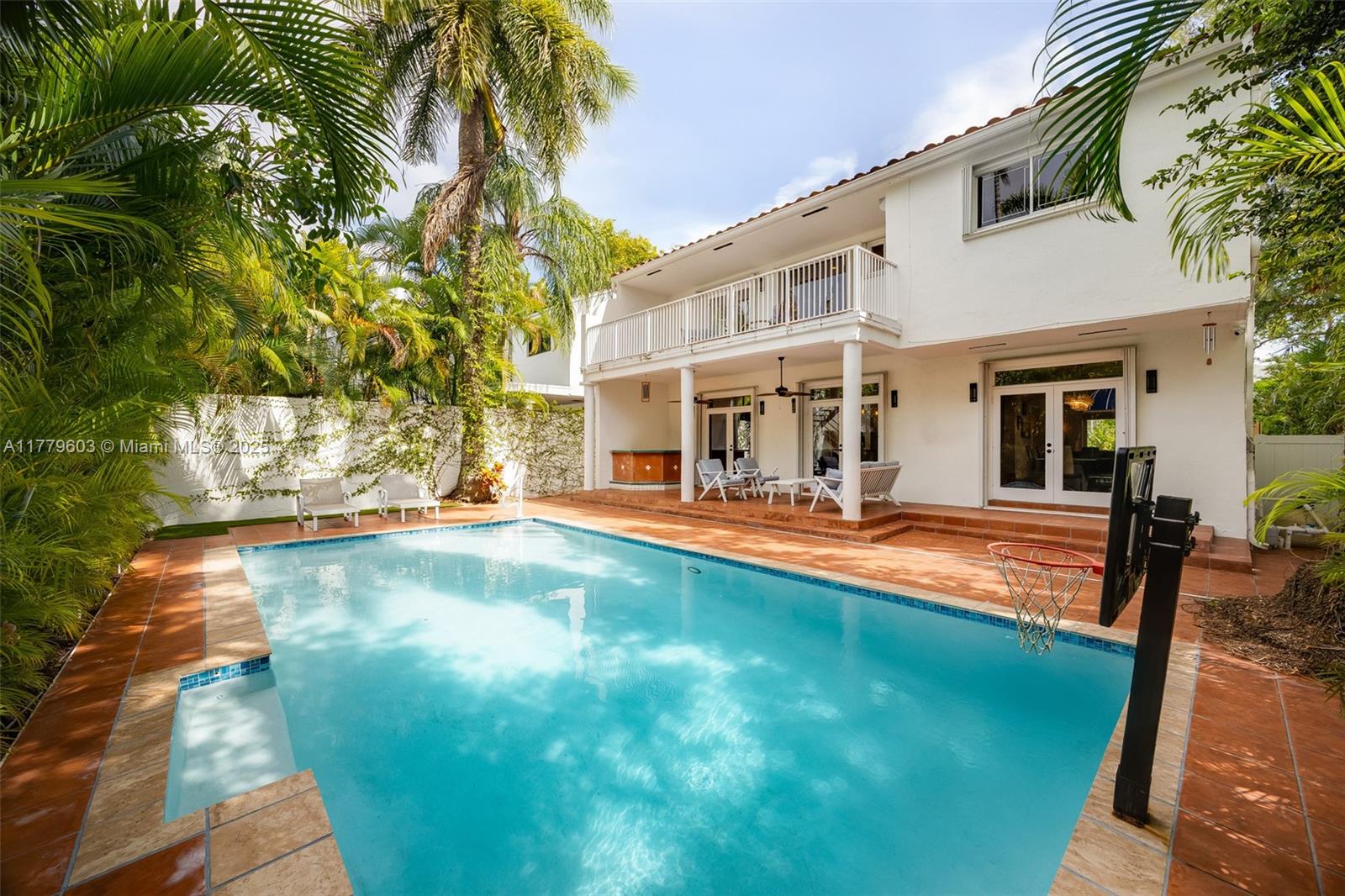 COCONUT GROVE MANOR - Residential