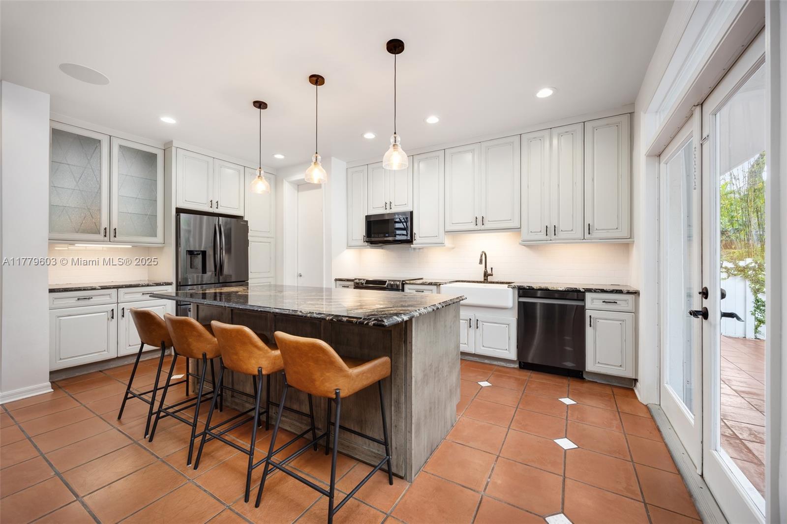 COCONUT GROVE MANOR - Residential