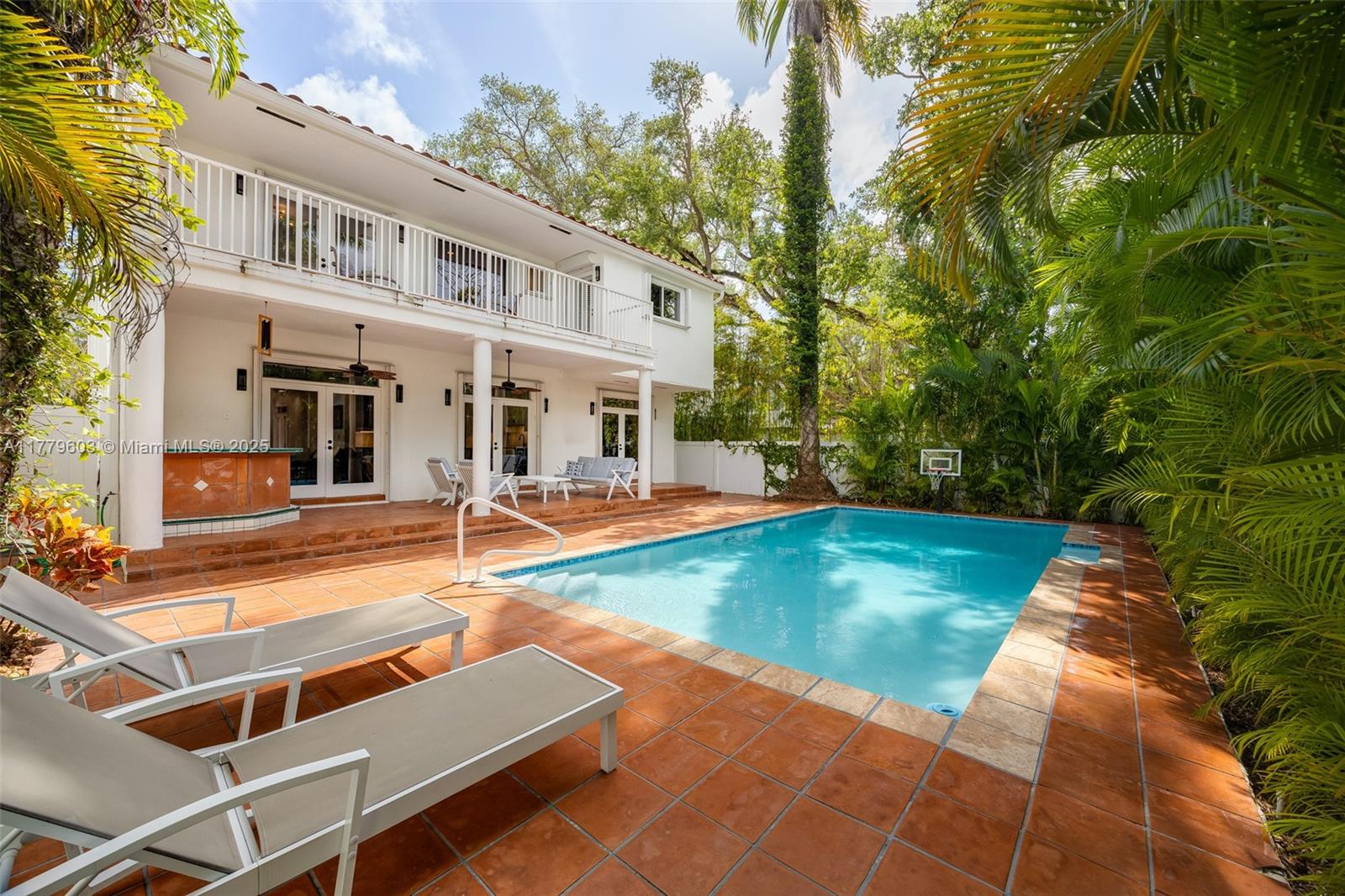 COCONUT GROVE MANOR - Residential