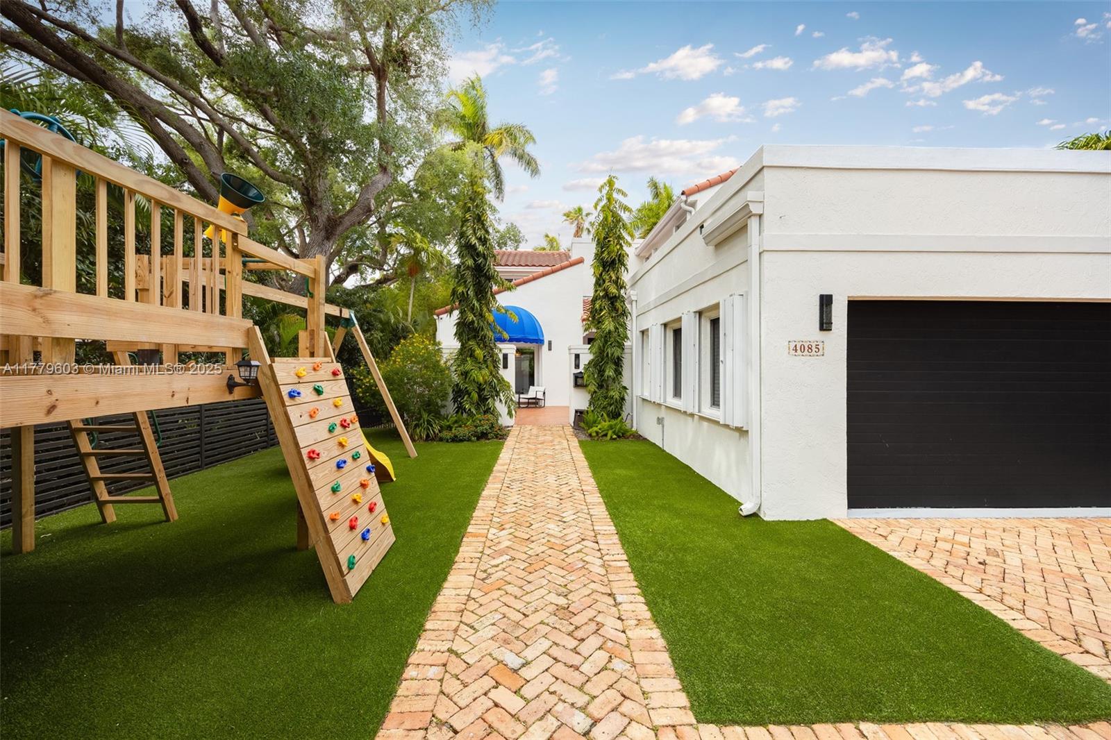 COCONUT GROVE MANOR - Residential