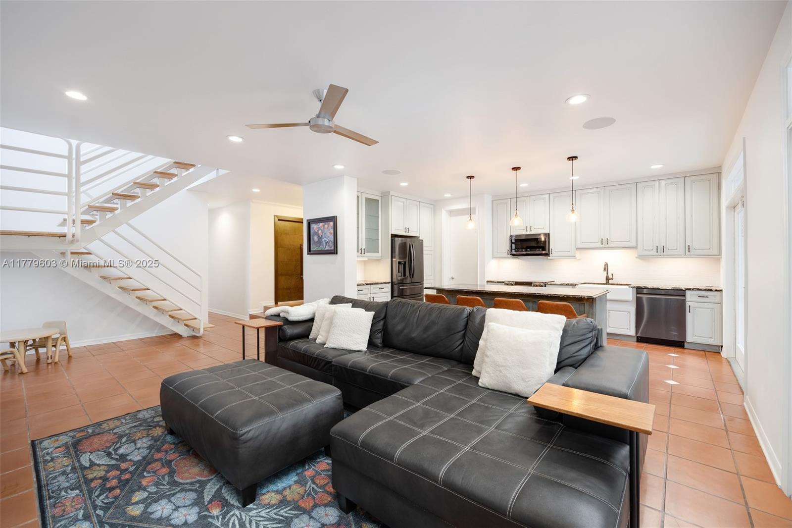 COCONUT GROVE MANOR - Residential