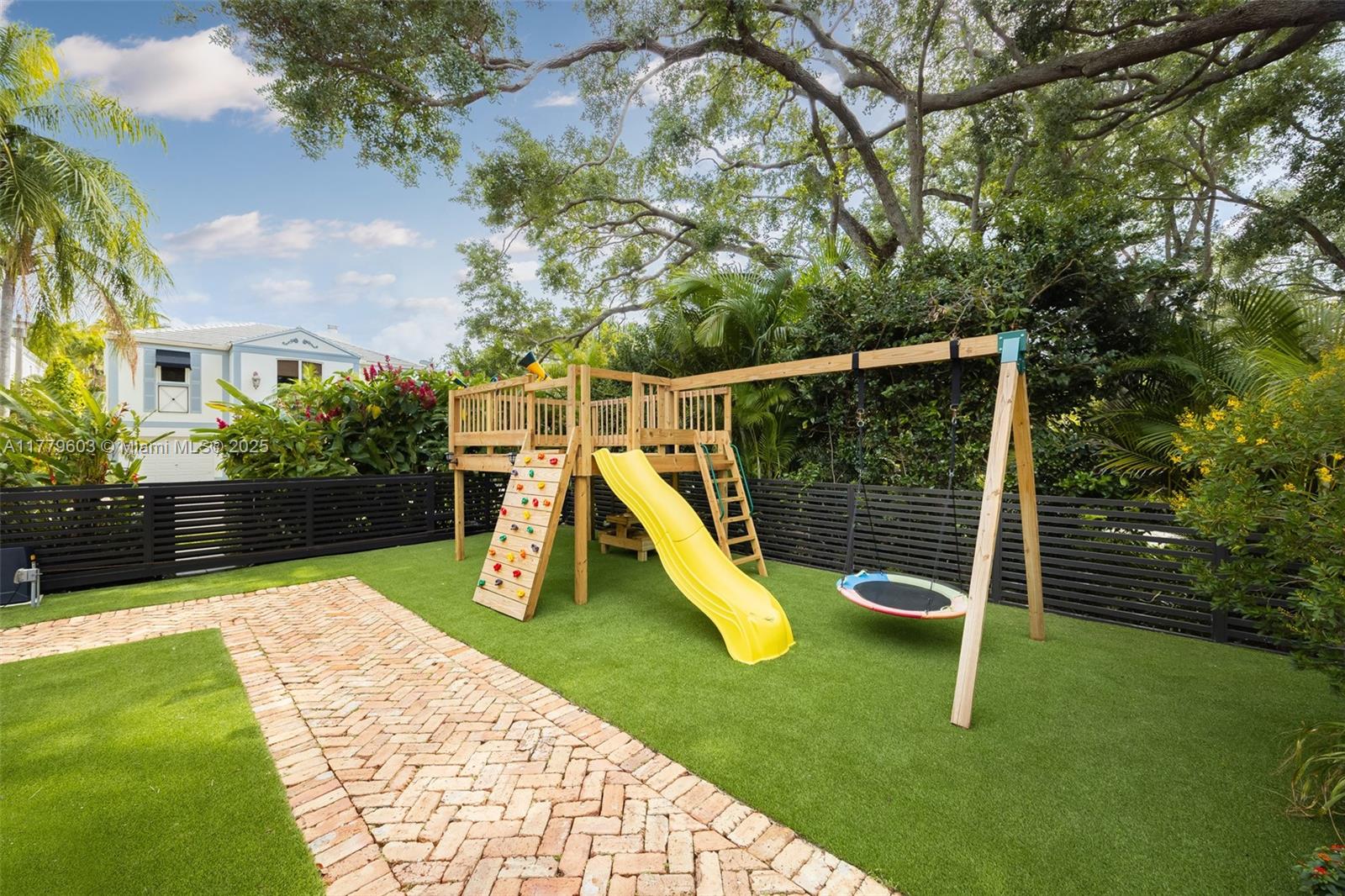 COCONUT GROVE MANOR - Residential