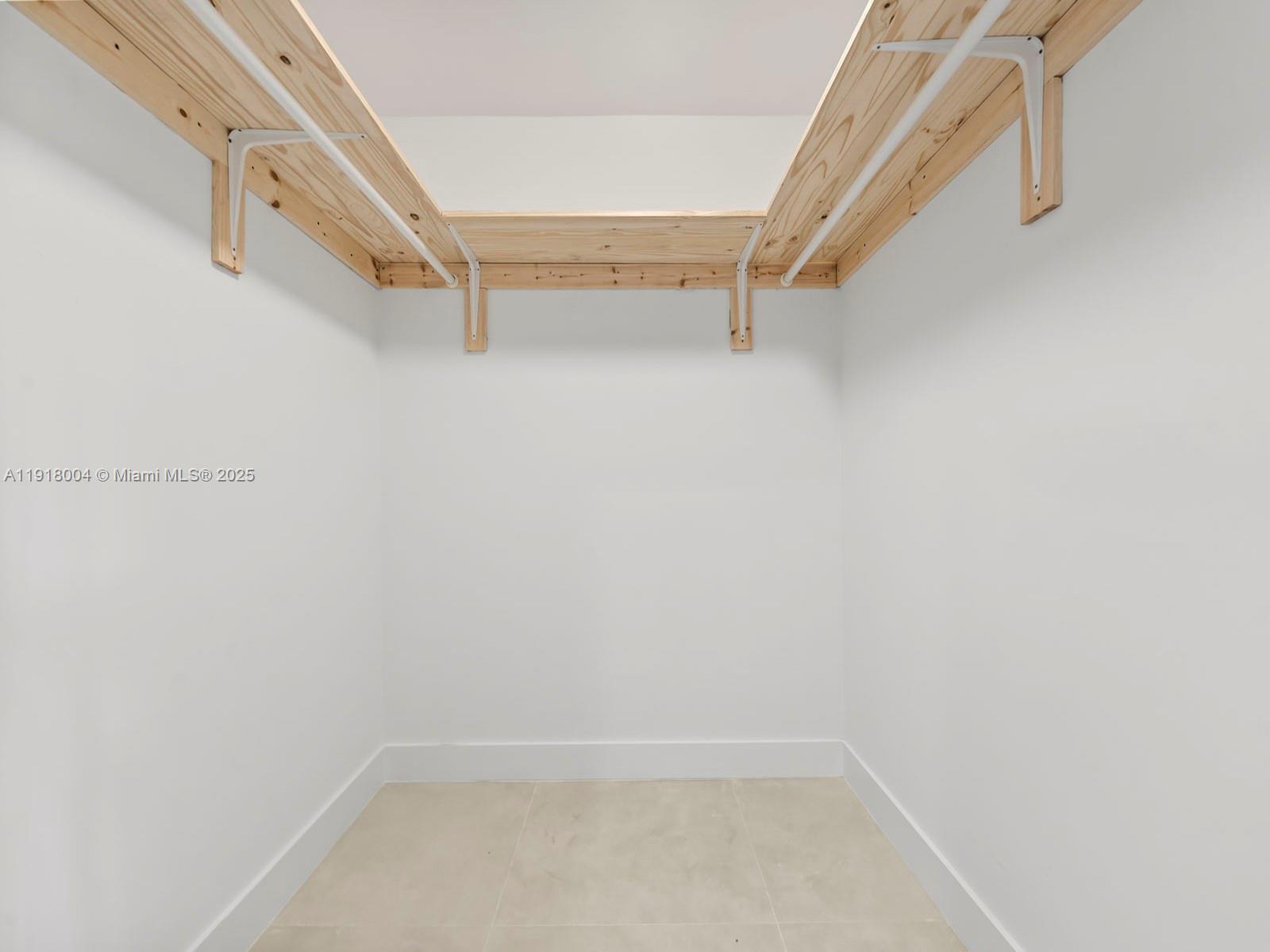 WOODS LANDING CONDO PH I - Residential