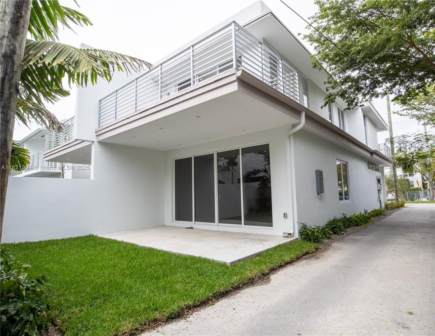 Great 3/2 newly constructed townhome in Coconut Grove near shopping, US-1 & I-95