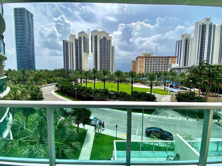 AIRBNB BUILDING !!! Stellar 1Bed/1Bath renovated with ocean view. Porcelain floors, open kitchen,
stainless steel appliances, fully furnished, high-speed internet & WiFi. Amenities include Gym, tennis courts, mini market, restaurant/cafe, hair salon & more. PRICED TO SELL FAST !!!