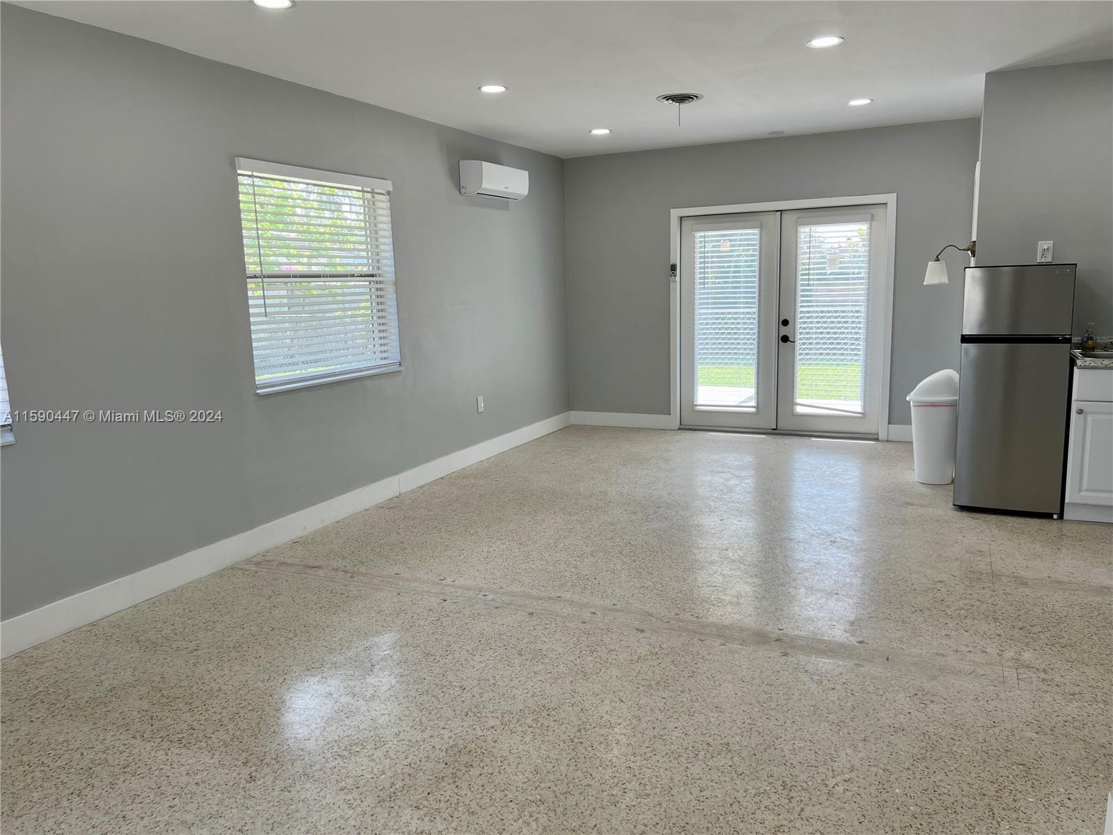 1 bedroom 1 bathroom beautiful studio efficiency with a large yard and 2 private parking spaces. Centrally located by SW 88th St and SW 87th Ave (Baptist Main & Dadeland Mall).