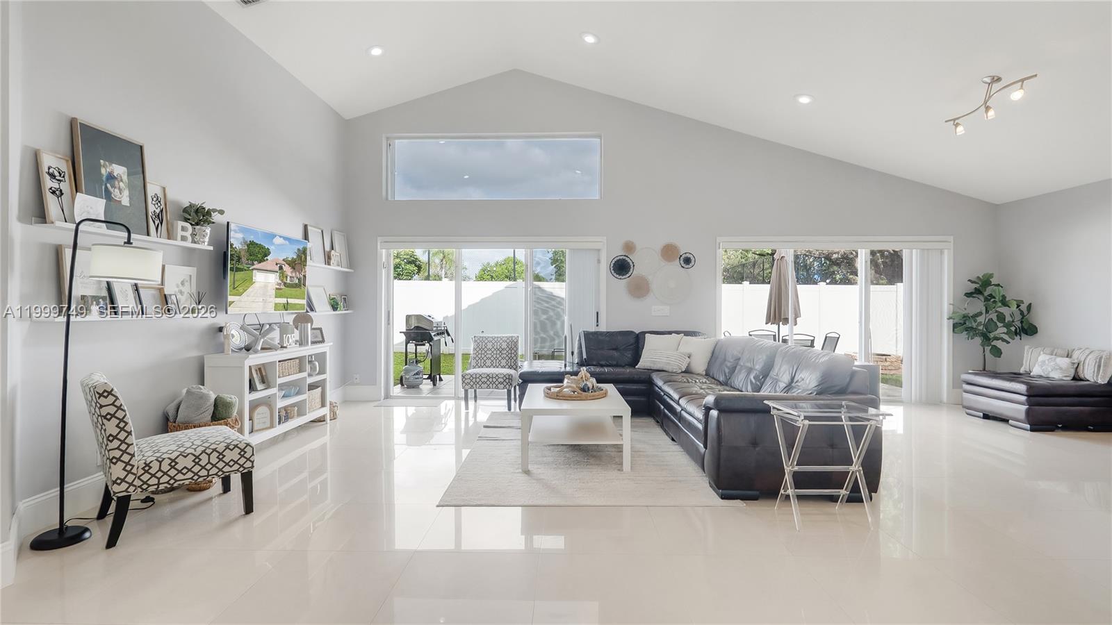 HILLSBORO COUNTRY CLUB - Residential