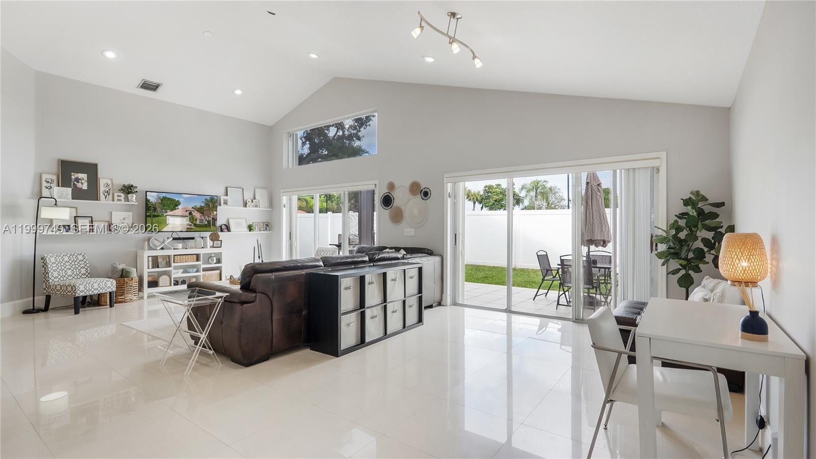 HILLSBORO COUNTRY CLUB - Residential