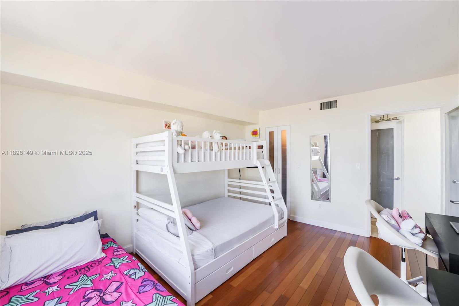 SUNSET HARBOUR NORTH COND - Residential