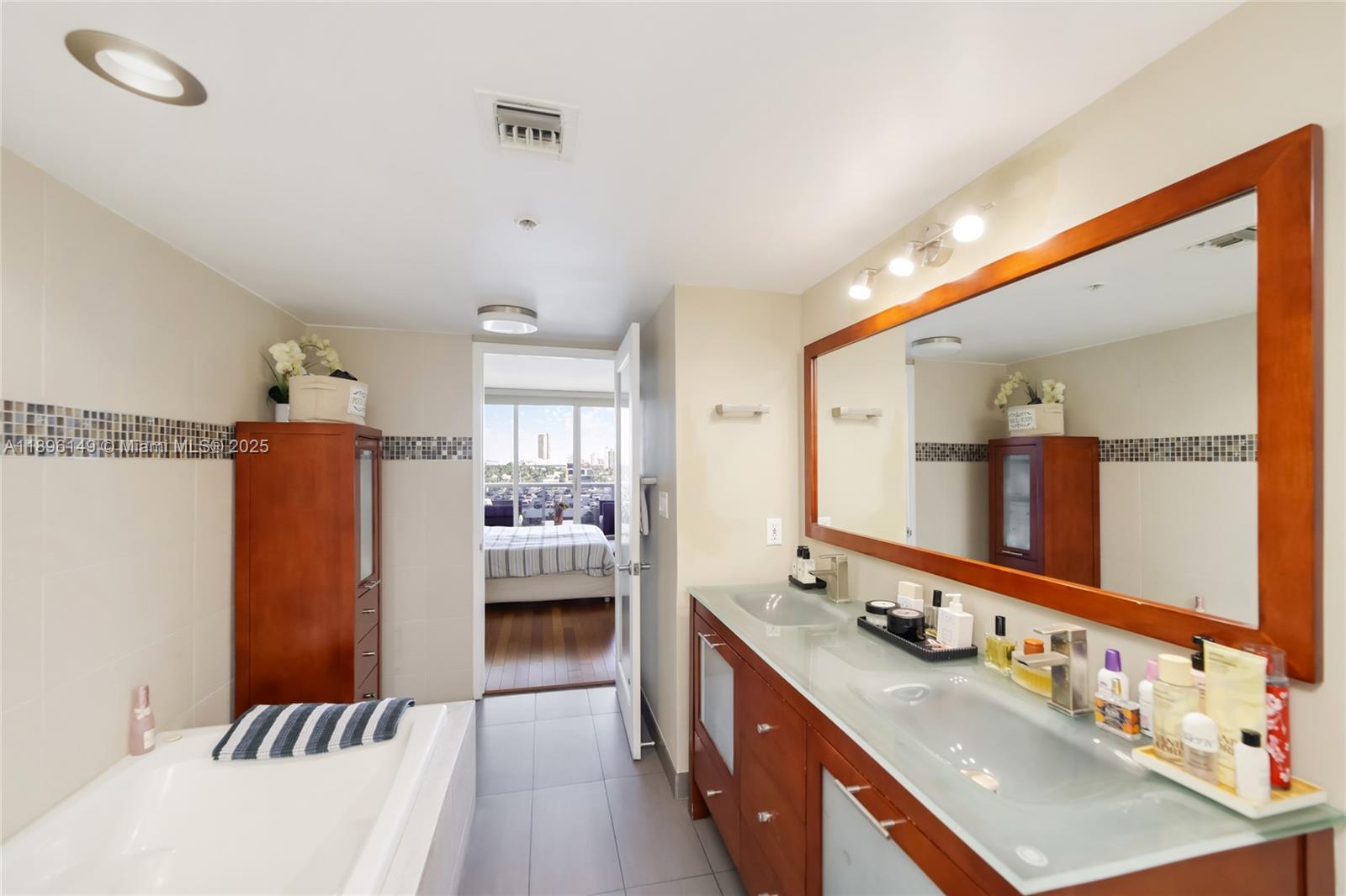 SUNSET HARBOUR NORTH COND - Residential