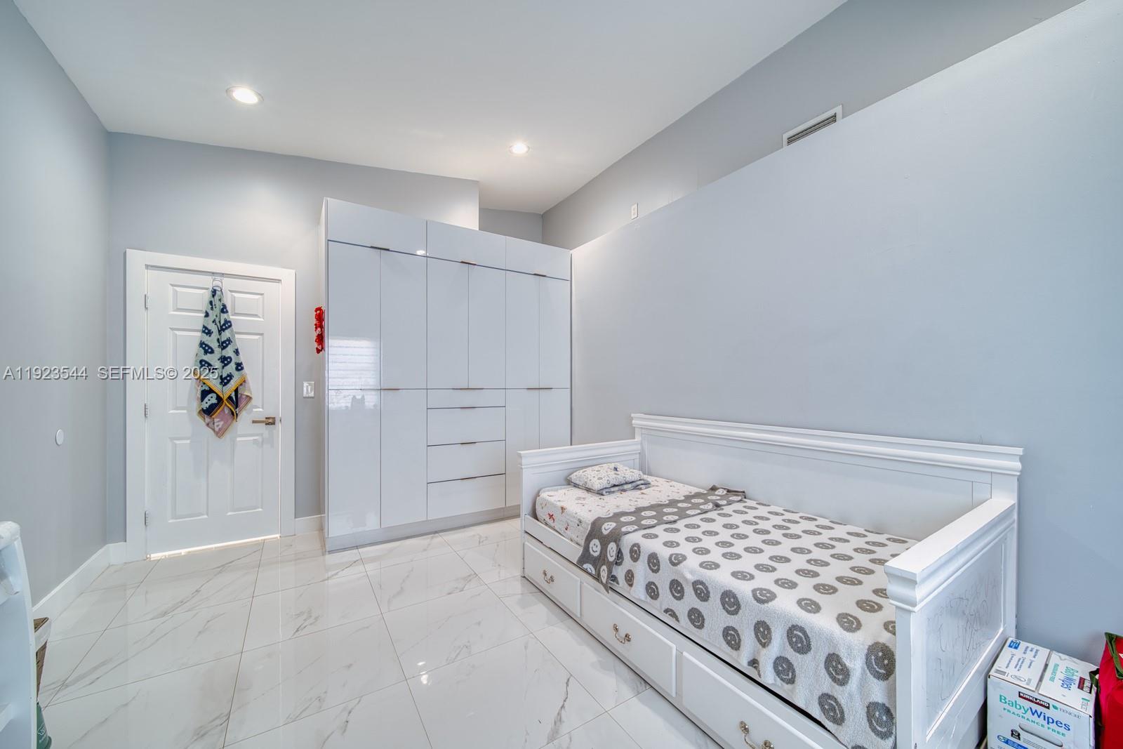 LAKES BY THE BAY SEC 4 - Residential