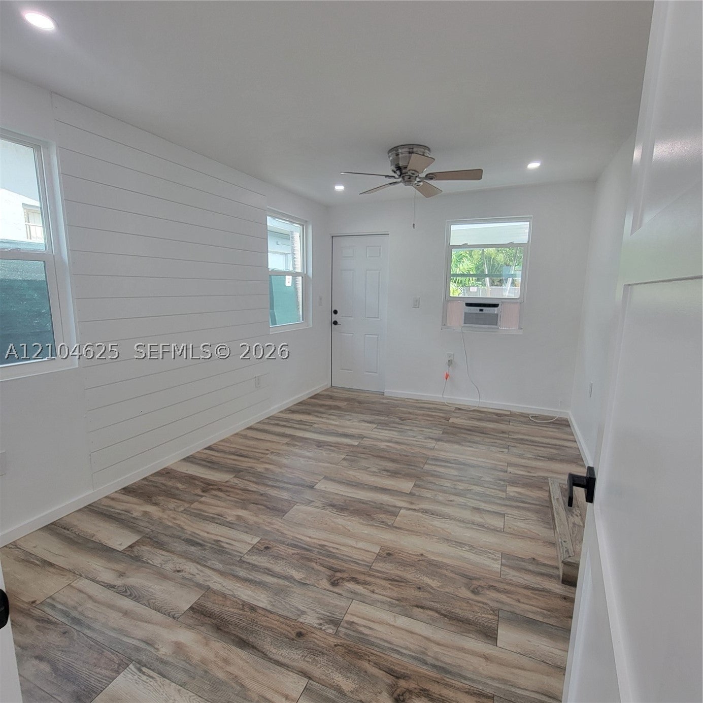 1039 W 23rd St Front