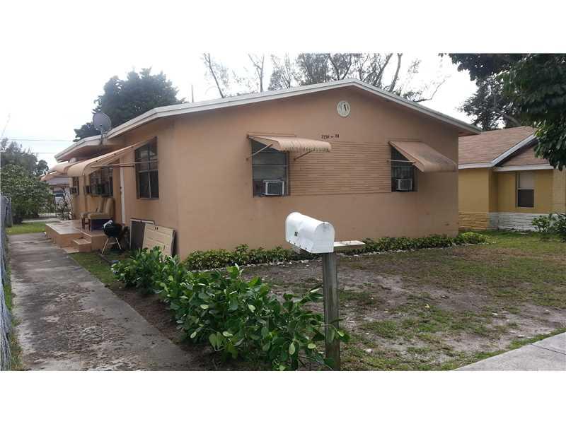 Great investment 2/1 each unit, both units are leased long term tenants. utility rooms parking infront and back, Owner pays water, Tenants pay Electricity. Return 8.5% GOI $22,200.- NOI $16,400.-
(Annual expenses $ tax 2500, insurance 800, lawn 500, water 2000 = $5800 total. annual expenses)

Drive by and please do not disturb tenants , leases available.