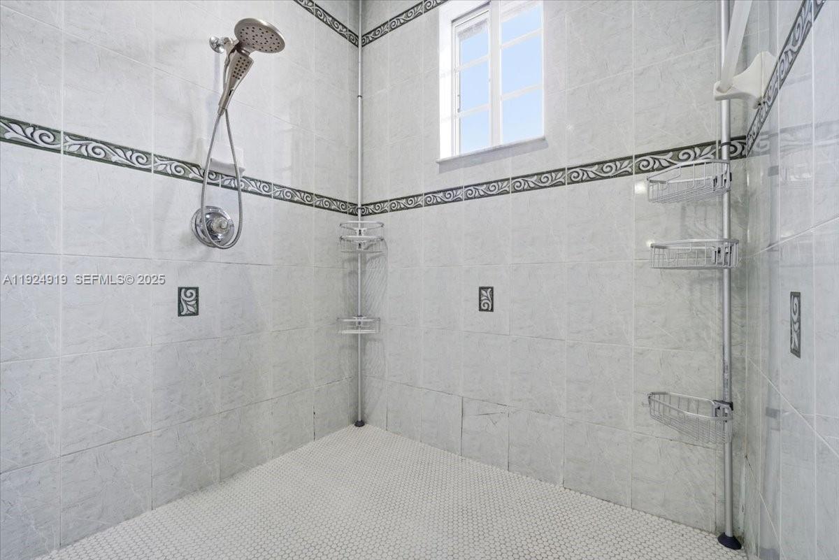 ROYAL LAKES 1ST ADDN - Residential