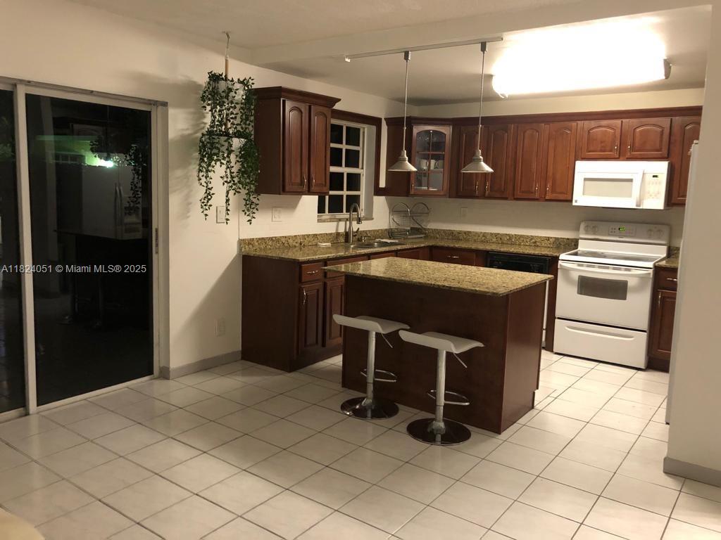 LES CHATEAUX AT INT GARDE - Residential Lease
