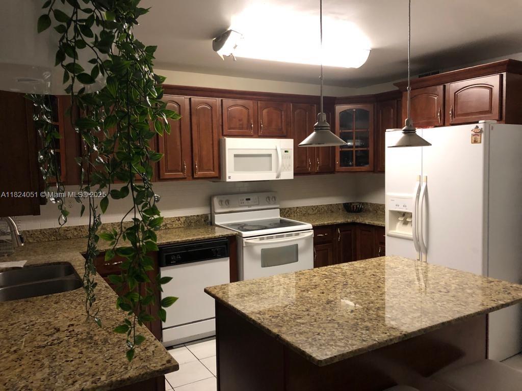LES CHATEAUX AT INT GARDE - Residential Lease