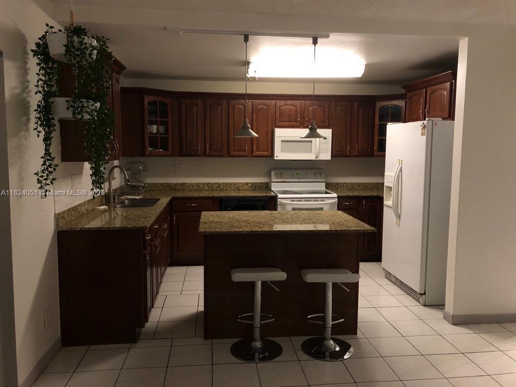 LES CHATEAUX AT INT GARDE - Residential Lease