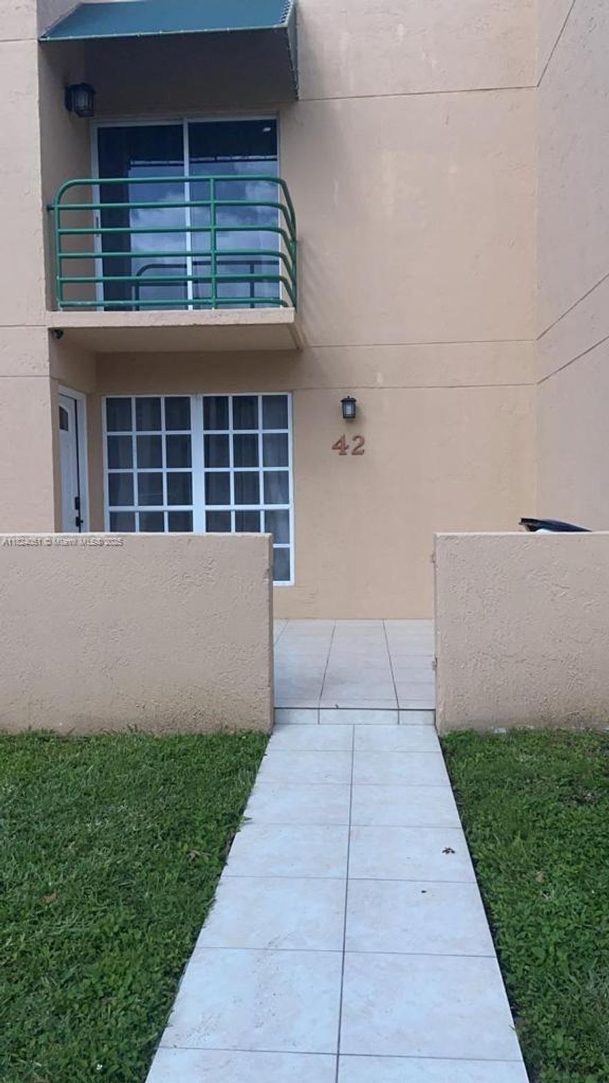 Spacious 3-Bedroom Townhouse for Rent – Prime Location!
Don’t miss this beautiful and spacious 3-bedroom, 2.5-bathroom townhouse located in a highly desirable area near the Turnpike and FIU. This home offers bright and open living spaces, perfect for families. Enjoy a well-designed layout with generously sized bedrooms and ample storage throughout. The property is situated in a quiet, friendly community with convenient access to shopping, dining, and major highways.
NO SMOKING.
Move-in ready – schedule your showing today!